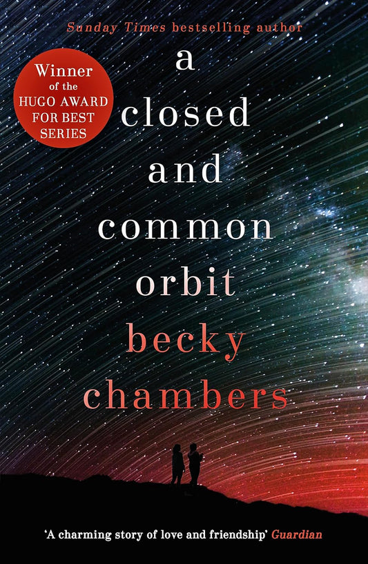 Book cover of 'A Closed and Common Orbit' by Becky Chambers with a starry night sky and silhouette of two people. Available in bd