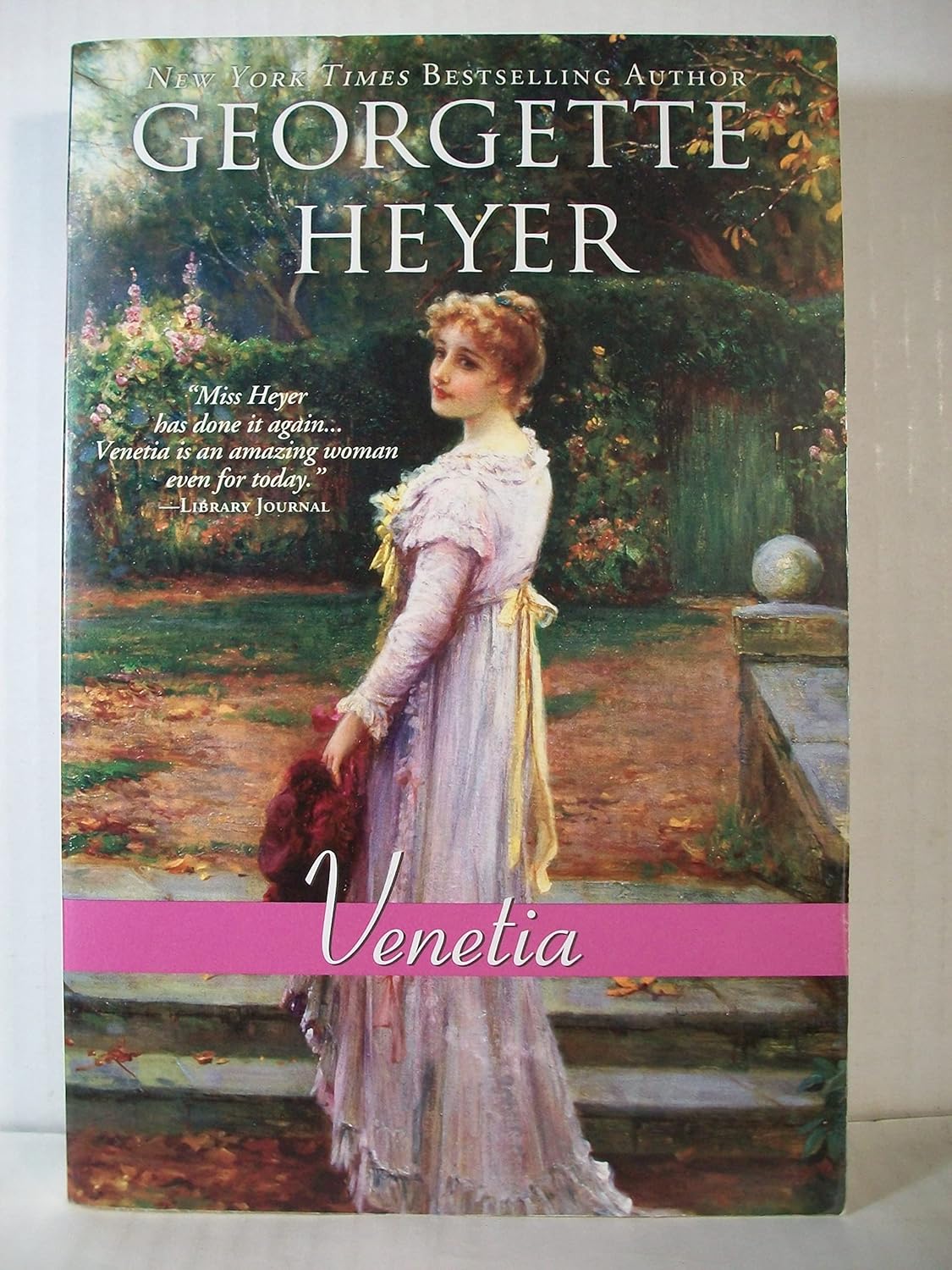 Book cover of 'Venetia' by Georgette Heyer with a woman in a garden scene. book in bd
