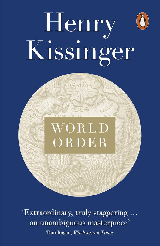 Book cover of 'World Order' by Henry Kissinger with a blue background and circular emblem in bd.